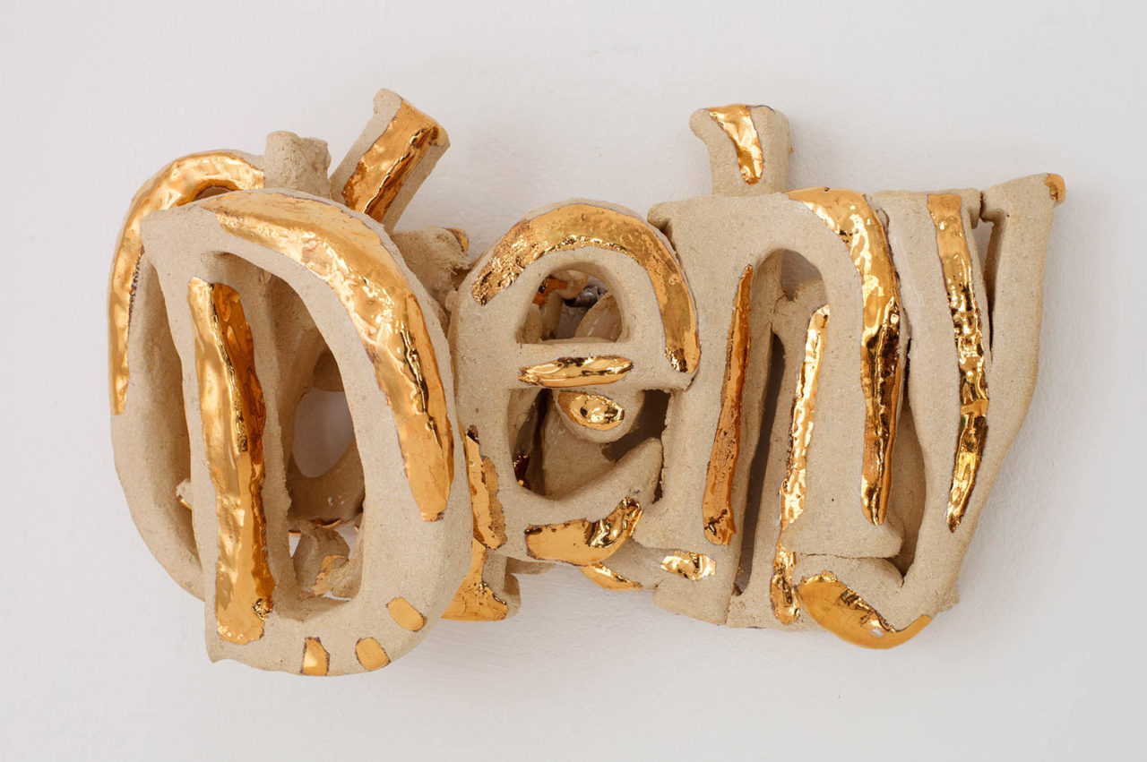 Maartje Folkeringa CC Chrisdien Deny | 2018 | H 22 x B 34 x D 13 cm | Gouden glazuur op keramiek | Foto: Wytske van Keulen | Mede mogelijk gemaakt door het Mondriaan Fonds en het AFK